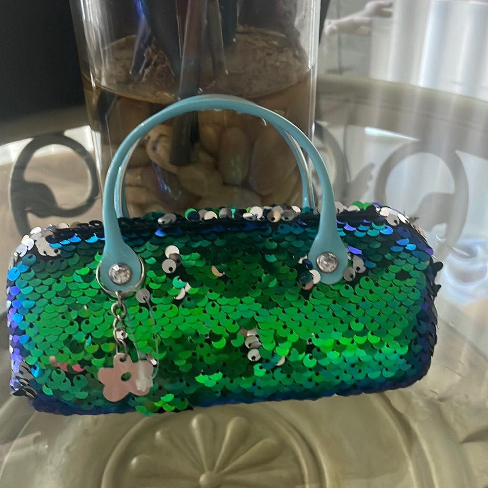 LIMITED TOO SUNGLASSES AND CASE - Picture 2 of 4